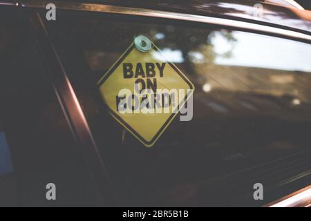 firma il bambino a bordo. avviso su un bambino in auto. baby segno in auto Foto Stock