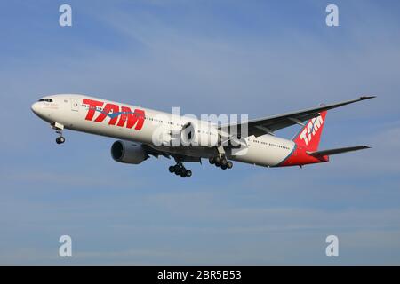 Boeing 777-300 atterra all'aeroporto di Heathrow nel Regno Unito. Foto Stock