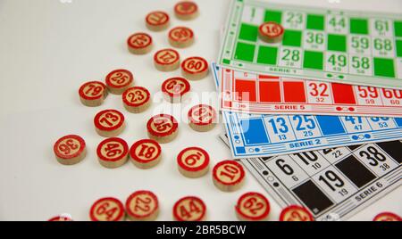 Primo piano del gioco del lotto su sfondo bianco Foto Stock