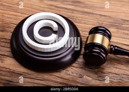 Bianco segno di Copyright e blocco audio sulla scrivania in legno Foto Stock