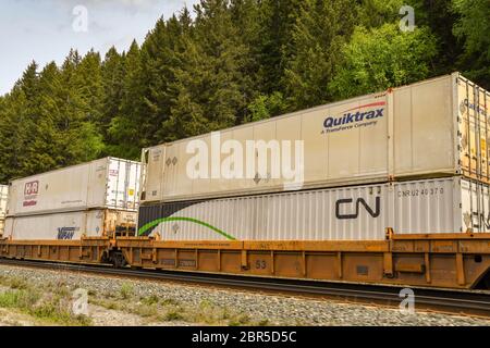 IN ROTTA KAMLOOPS A WHISTLER, CANADA - GIUGNO 2018: Trasporto di container su un treno pesante di trasporto in British Columbia. Foto Stock