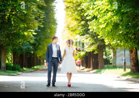 Favoloso giovani sposi in posa di parco sulla giornata di sole. Foto Stock