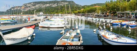 LAGO DI GARDA - SETTEMBRE 2018: Vista panoramica di piccole imbarcazioni da pesca ormeggiate nel porto della città di Garda sul Lago di Garda. Foto Stock