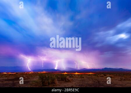 Più fulmini si fulminano su un orizzonte lontano Foto Stock