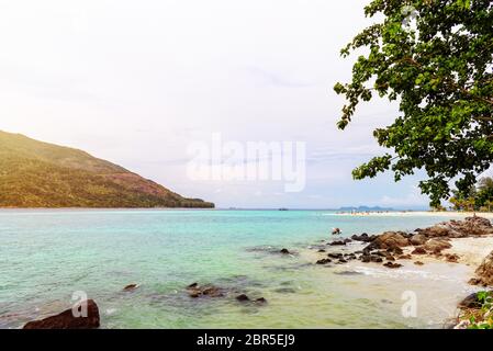 Bellissima natura tropicale paesaggio del mare le rocce, beach sulla spiaggia di Bulow e dalla luce del sole durante il tramonto in estate a Koh Lipe island, Tarutao National Foto Stock