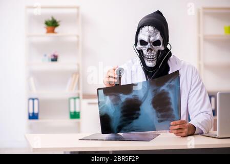 Medico del diavolo maschile radiologo che lavora in clinica Foto Stock