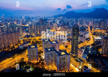 Kowloon Bay, Hong Kong 25 aprile 2019: Vista dall'alto del paesaggio urbano di Hong Kong di notte Foto Stock