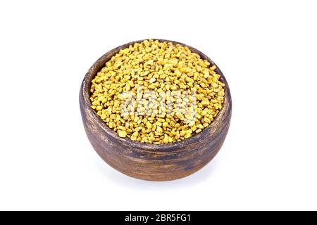 Fieno greco semi in una argilla marrone recipiente isolato su sfondo bianco Foto Stock