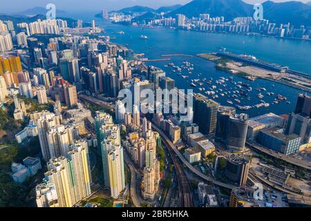 Kowloon Bay, Hong Kong 25 aprile 2019: I droni volano sulla città di Hong Kong Foto Stock