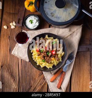 Fussili noodle con klaschise Piccante gulasch e paprica Foto Stock