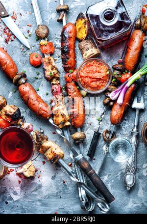 Assortimento di piatti alla griglia, spiedini, salsicce e verdure grigliate Foto Stock