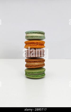 Impilati Macarons francese in diversi sapori e colori Foto Stock