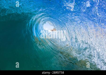 Onda dentro fuori cavo che schiantano acqua blu nuoto foto Foto Stock