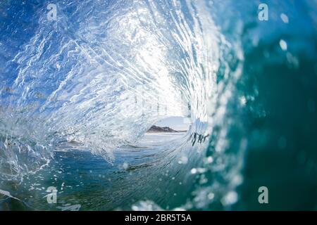 Onda dentro fuori cavo che schiantano acqua blu nuoto foto Foto Stock