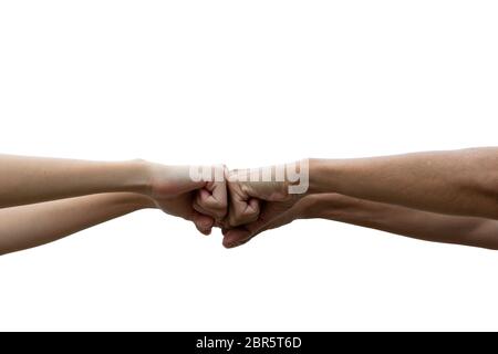 Amico fist bump insieme isolato su sfondo bianco. Pugno bump tra colleghi. L'amicizia e il concetto di lavoro di squadra. Foto Stock