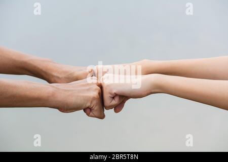 Amico fist bump insieme all'aperto. Pugno bump tra colleghi. L'amicizia e il concetto di lavoro di squadra. Foto Stock