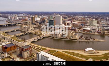 Il levves stanno svolgendo il loro lavoro in Cedar Rapids durante il 2019 midwest inondazioni Foto Stock