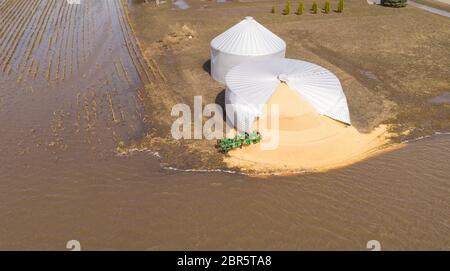 Acqua riempie i campi dopo un argine si rompe in Pacific Junction, Iowa Foto Stock