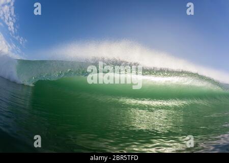 Onda oceano nuoto incontro muro di acqua che infrangono bellezza natura potere. Foto Stock