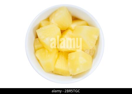 Fette di ananas frutta da sopra ciotola isolata su uno sfondo bianco Foto Stock