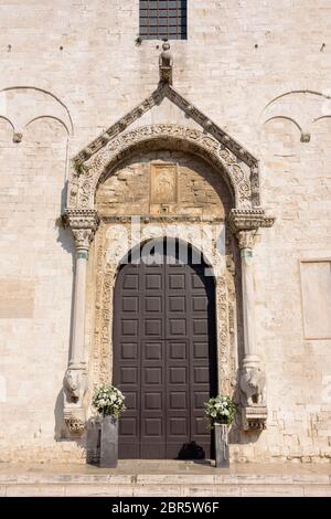 Ingresso decorato alla Basilica di San Nicola a Bari, Alupia, Italia Foto Stock