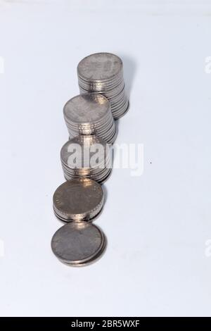 Mazzo 2 due rupia indiana di monete metalliche in valuta isolato su sfondo bianco. Finanziario, economia, la crescita degli investimenti concetto. Banche e Valuta ob Foto Stock