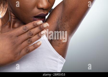Close-up di una giovane donna con Hairy ascella Foto Stock