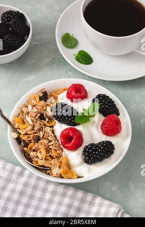 Yogurt con muesli, more e lamponi Foto Stock