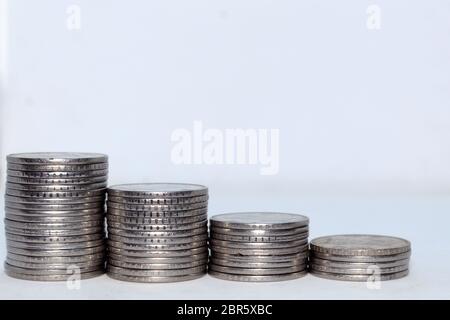 Mazzo 2 due rupia indiana di monete metalliche in valuta isolato su sfondo bianco. Finanziario, economia, la crescita degli investimenti concetto. Banche e Valuta ob Foto Stock