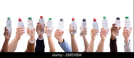 Gruppo di diverse persone che trattengono le bottiglie di acqua in una fila isolato su bianco Foto Stock