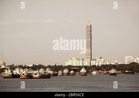 Kolkata, India - 13 Maggio 2018: il bellissimo panorama della città di Kolkata sul Fiume Hooghly in una giornata di sole. La pesca trallers sono galleggianti sul fiume. Foto Stock