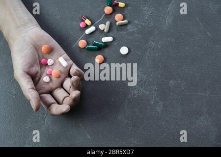 L'uomo suicidarsi da overdose sui farmaci. Close up di overdose di pillole e addict. Foto Stock