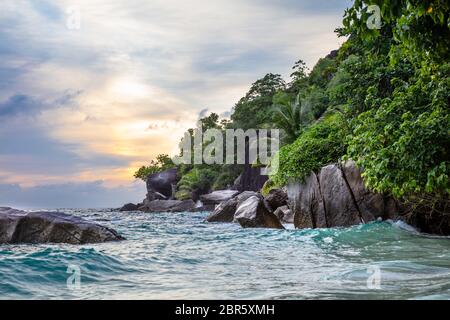 Cielo drammatico sulle anse Louis Beach, Isola di Mahe, Seicelle Foto Stock