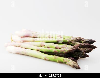 Close-Up di asparagi contro uno sfondo bianco Foto Stock