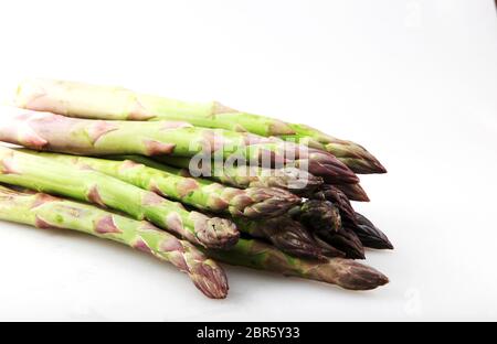 Close-Up di asparagi contro uno sfondo bianco Foto Stock