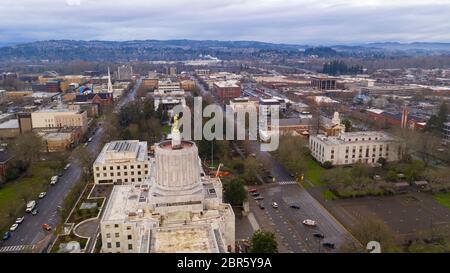 Vista aerea su Court Street, centro di Salem, capitale dello stato dell'Oregon; Foto Stock