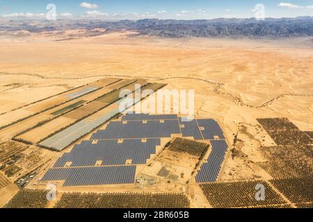 Pannelli solari farm pannello di energia Israele delle montagne del deserto da sopra vista aerea paesaggio Foto Stock