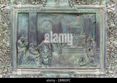 Duomo di Pisa, grande porta in bronzo con scene del nuovo Testamento, dettagli, Pisa, Italia Foto Stock