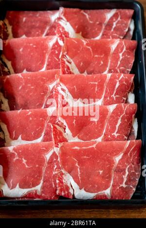 Materie di carni bovine impostato su Pronto per cuocere Lo Shabu shabu e sukiyaki Foto Stock