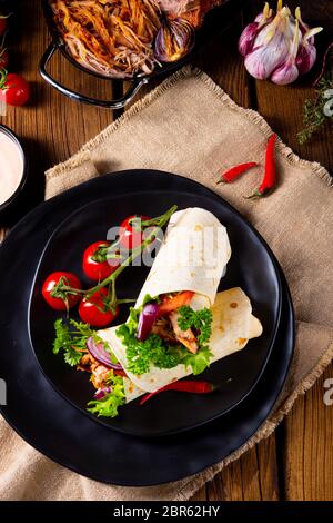 Gustosa avvolge riempito con tirato la carne di maiale e insalata mista Foto Stock