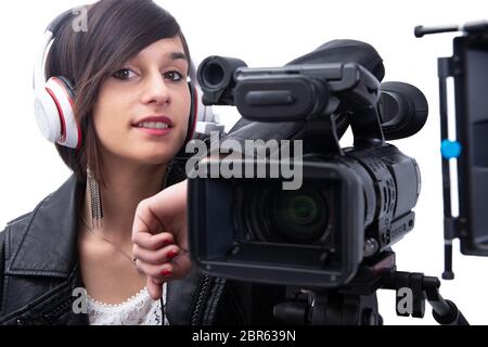 Giovane donna con videocamera professionale, isolato su sfondo bianco Foto Stock