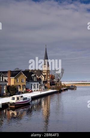 Vista in un nevicato street nel villaggio frisone Woudsend Foto Stock