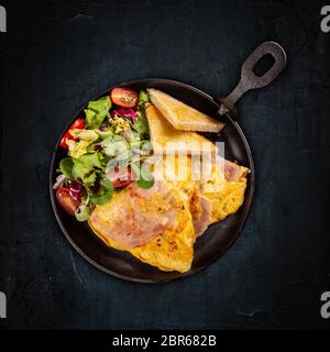 Prosciutto e frittata di uova, deliziosa e semplice con un fresco e tostare il pane e insalata fresca Foto Stock