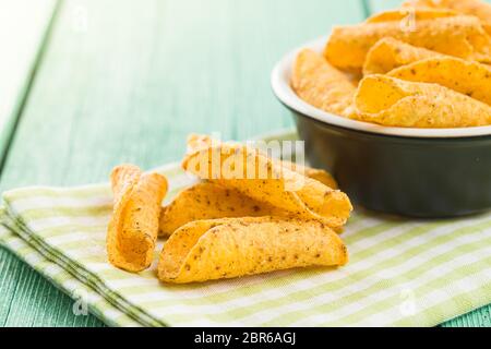 Laminati tortilla chips sul tovagliolo a scacchi. Foto Stock