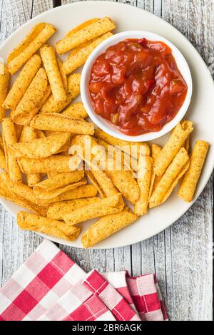 Laminati Messicano nacho patatine e salsa dip sulla piastra. Foto Stock