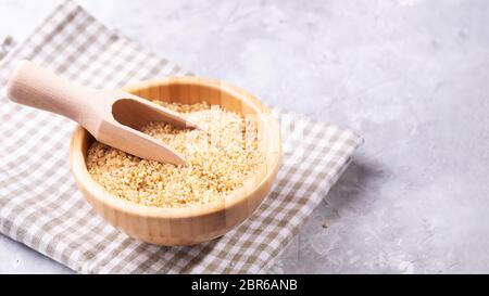 Grani secchi di grano saraceno grezzi non cotti in una ciotola Foto Stock