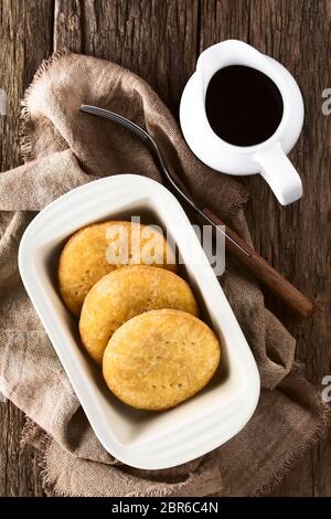 Cileno nortena Sopaipilla (realizzato con la zucca in pasta) fritte con pasticceria chancaca dolci di zucchero greggio di canna salsa a lato, un popolare snack in Foto Stock