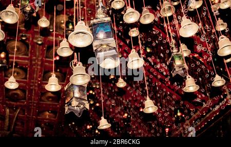 Golden campane con saluto lucky parola sul nastro rosso a Dakshineswar Kali Temple Kolkata. Pellegrini popolo desidera e appenderla sulla fune per pregare. Merry chri Foto Stock