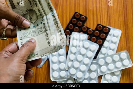 Il cliente offre del denaro per comprare il farmaco alla farmacia farmacia. Vista ravvicinata. Varie capsule, compresse, pillole in medicina shop su sfondo tabella. Pharmac Foto Stock