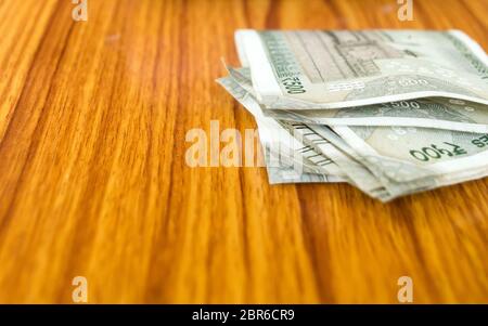 Denaro rubato posa sulla tavola. Circa cinquecento india rupee nota su sfondo di legno. La corruzione nel lucro, bail, criminalità e corruzione, frode, aucti Foto Stock